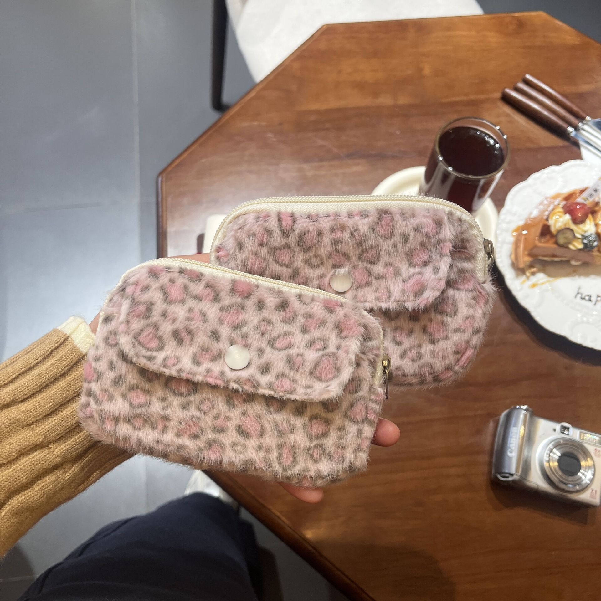 Camera Bag Travel - Różowa portmonetka w panterkę, urocza słodka